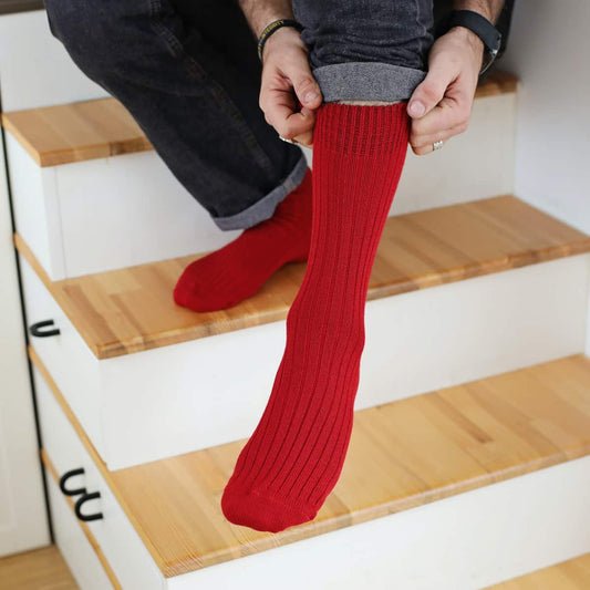 homme-met-une-paire-de-chaussettes-rouges-aux-pieds
