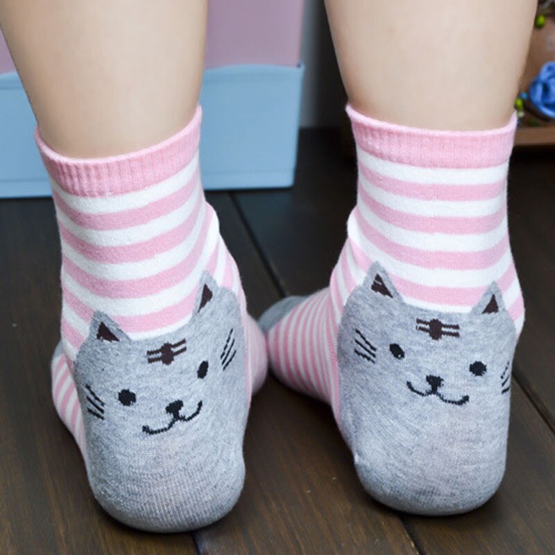 petite-chaussette-a-rayures-chat-portee