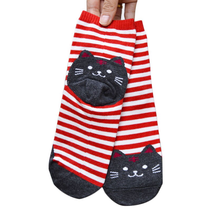petite-chaussette-a-rayures-chat-rouge
