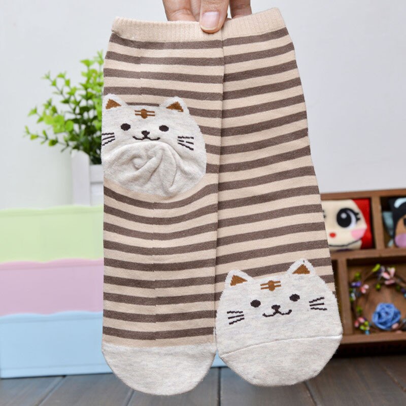 petite-chaussette-a-rayures-chat-cafe