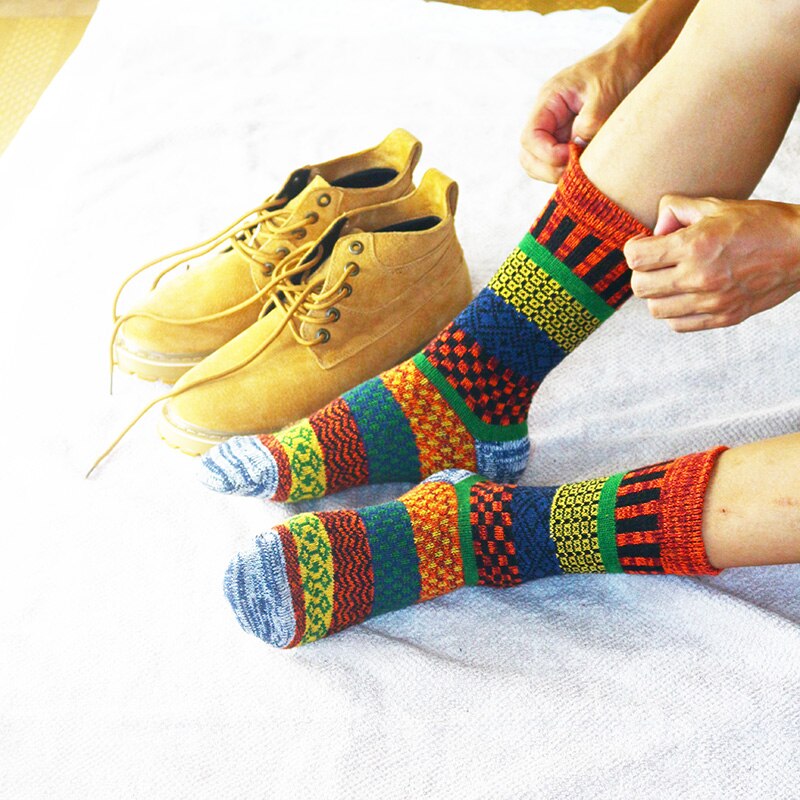 lot-de-5-paires-de-chaussettes-de-noel-multicolores-homme-sur-jambe
