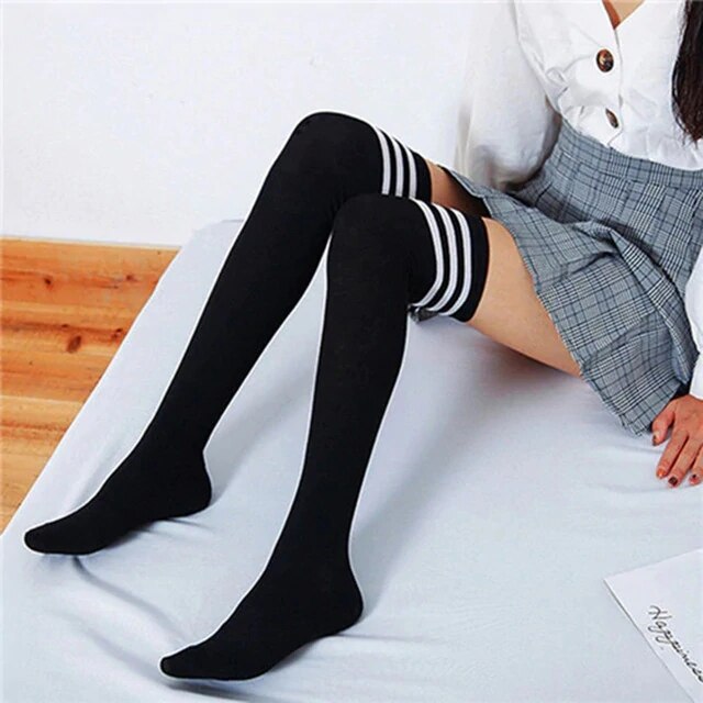 chaussette-haute-a-rayures-sexy-noire-et-blanche